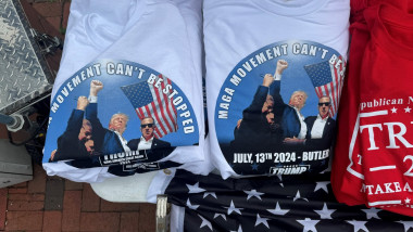 Tricourile cu imaginea lui Trump după atac se vând bine. Foto: Profimedia Images