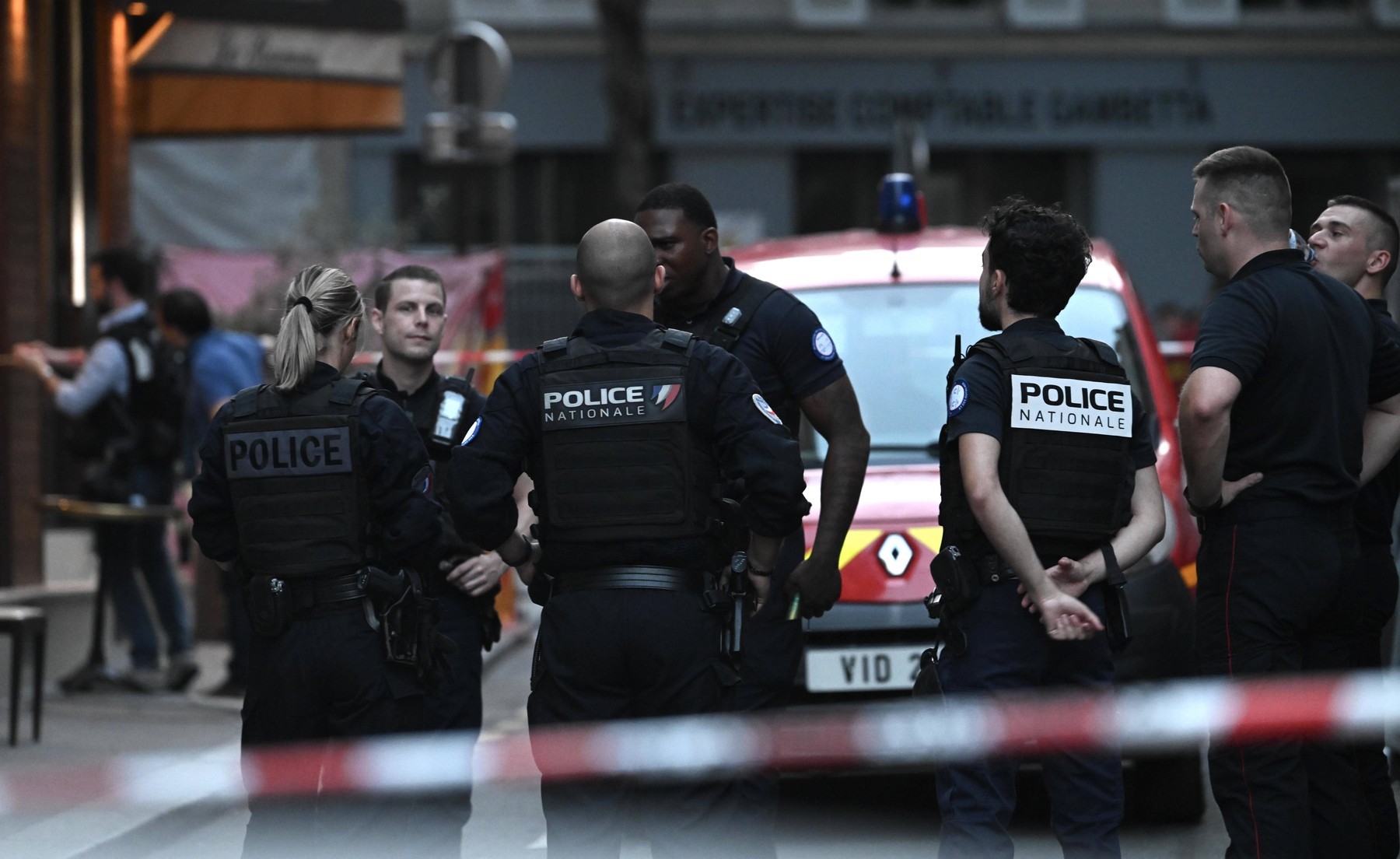 Un mort şi şase răniţi după ce o mașină a intrat pe terasa unei cafenele în Paris