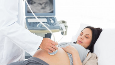 Femeie gravidă la ecograf
