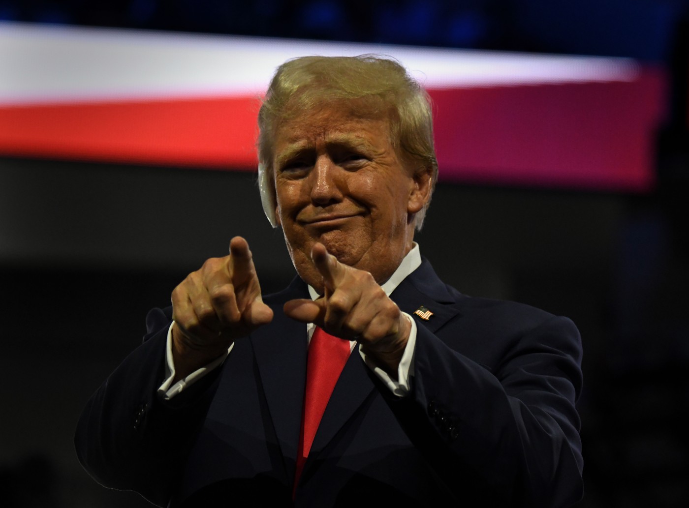 Trump a lansat o nouă modă. Mai mulți susținători au venit cu bandaje pe ureche la un miting republican