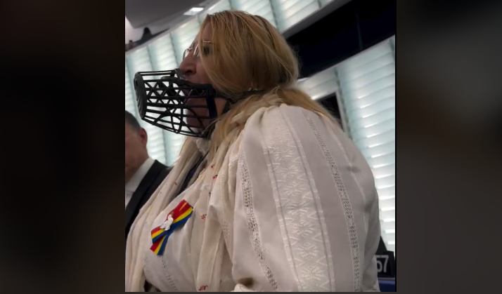 Șoșoacă a făcut circ în Parlamentul European. Și-a pus botniță și a fost scoasă cu forța din sală: „Casa Satanei e aici la Bruxelles”