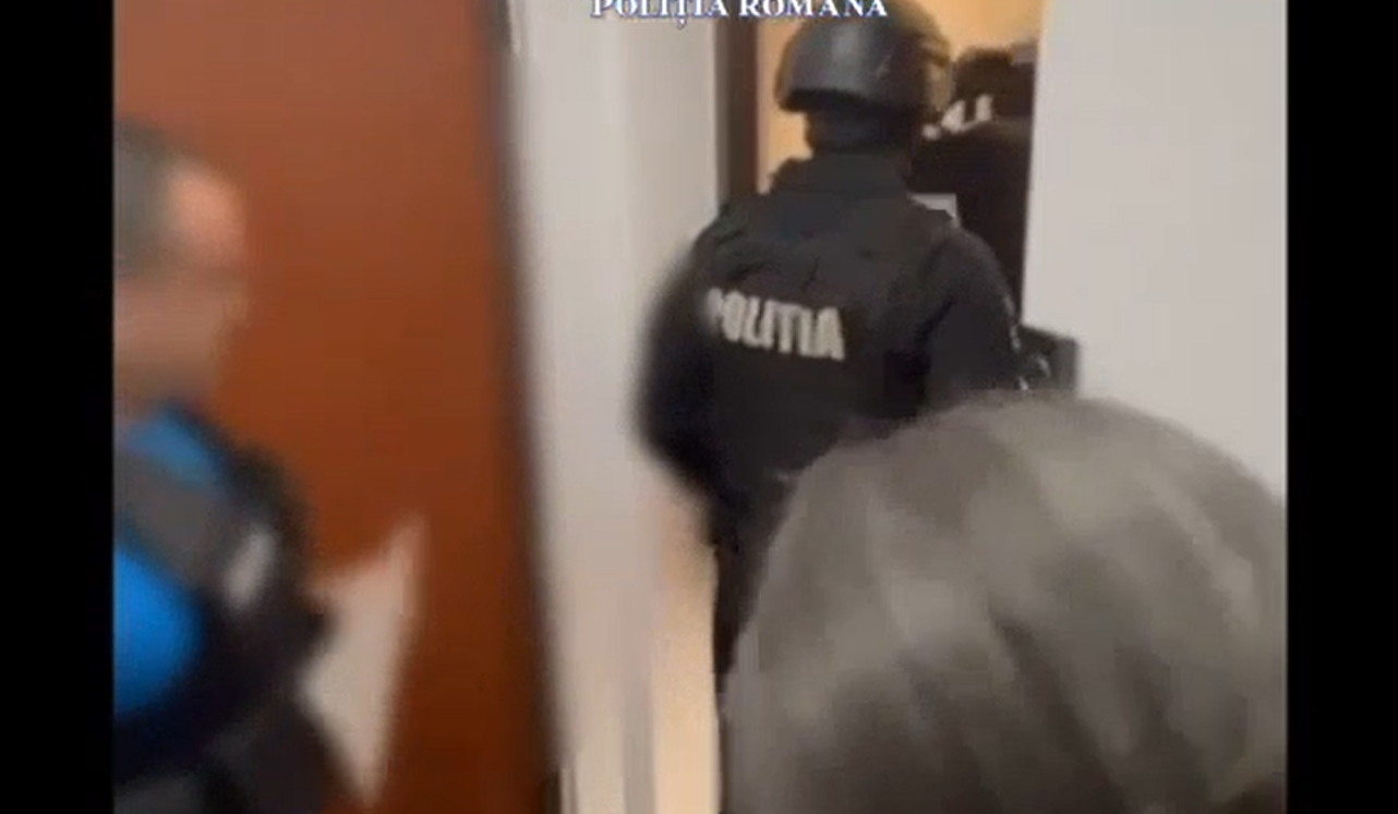 Percheziții acasă la Bianca Drăgușanu, acuzată de evaziune fiscală din vânzarea de haine. Polițiștii au dus-o la audieri