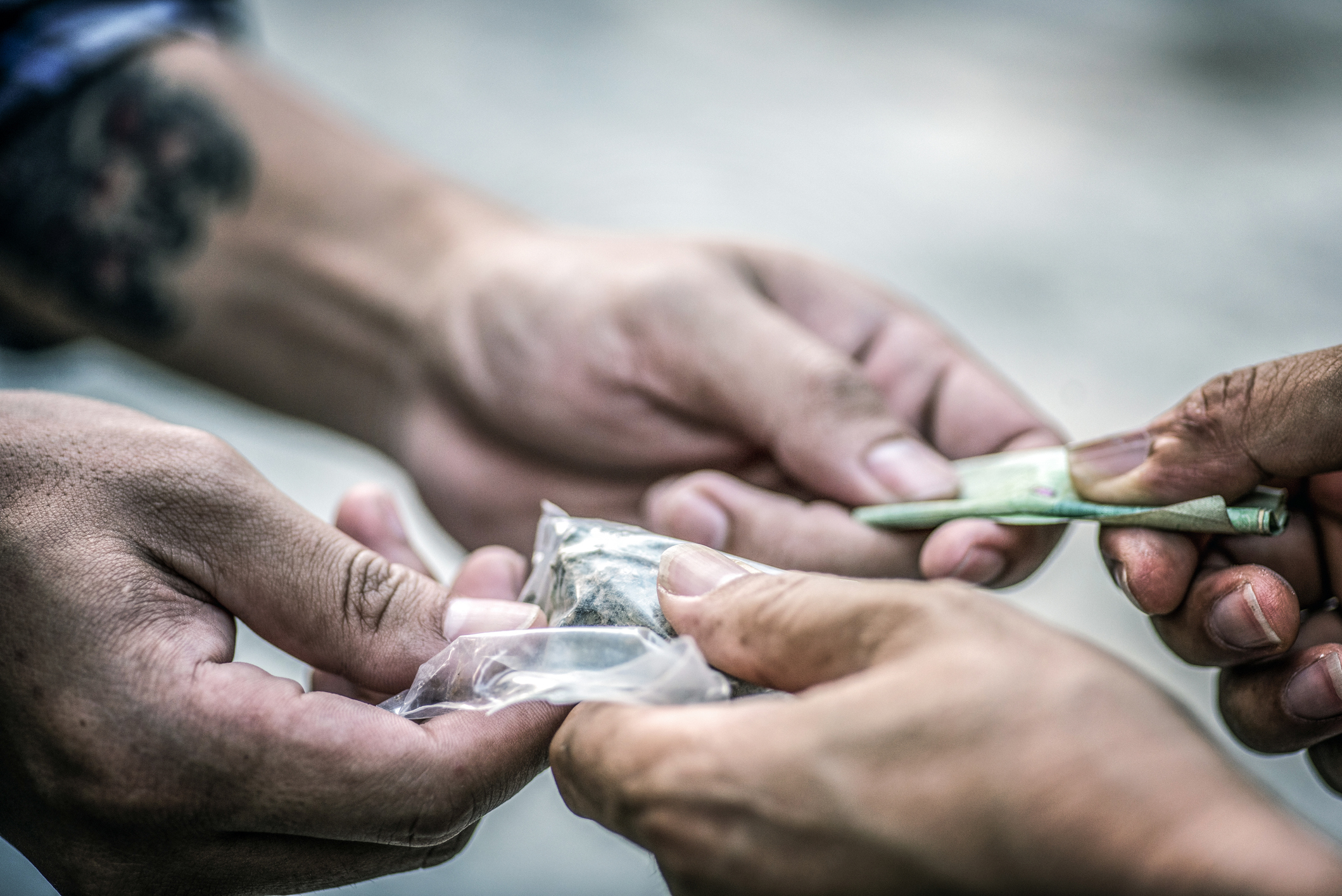 Raport: Crește consumul de droguri în rândul femeilor tinere din România. Specialiștii vorbesc despre o inversare a tendințelor