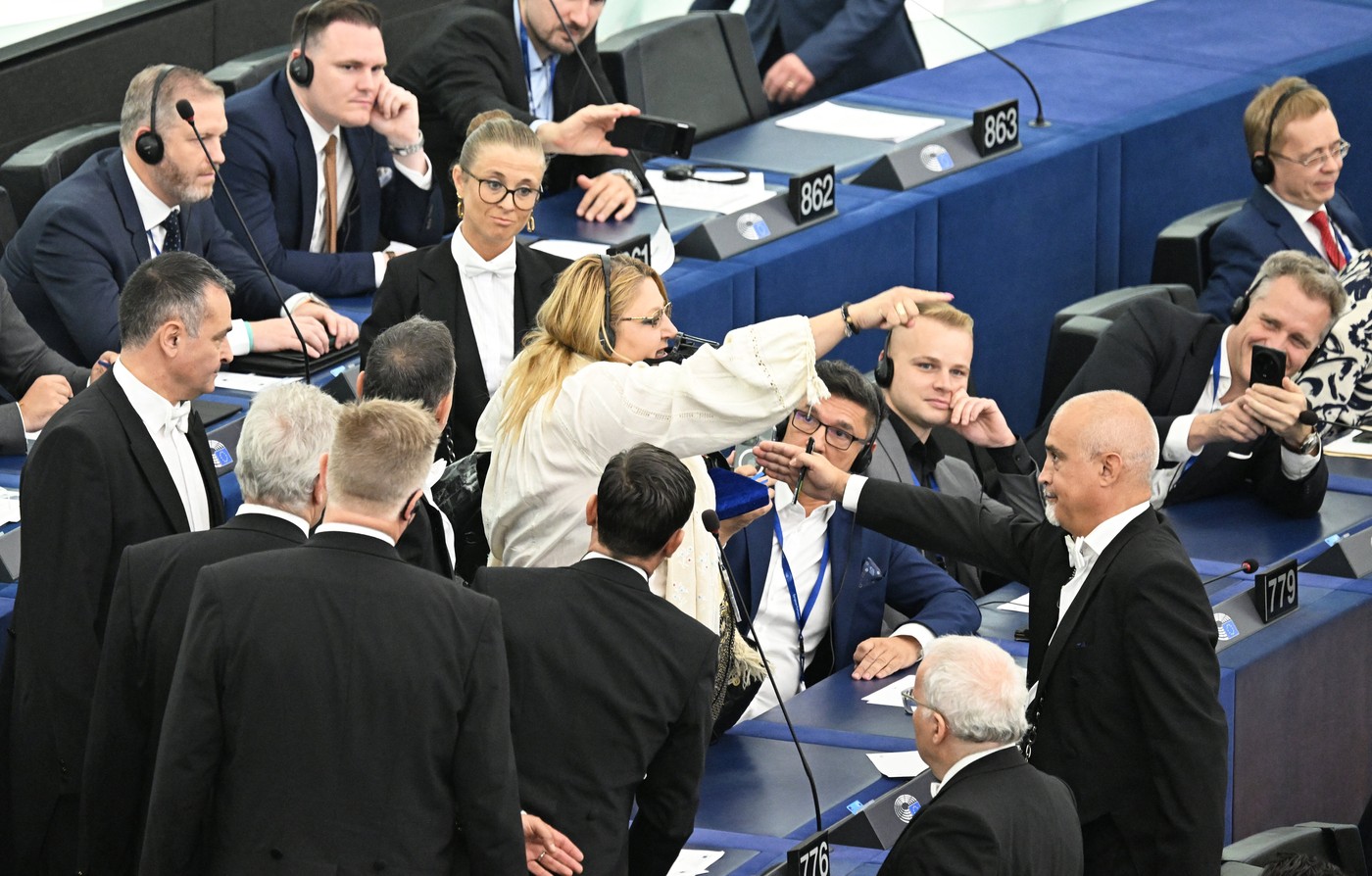 Ce sancțiuni riscă Diana Șoșoacă după scandalul din Parlamentul European. În ce condiții îi poate fi suspendat sau retras mandatul