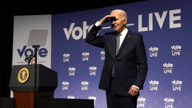 Biden privește în depărtare cu mâna pe frunte