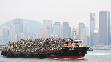 un vas care transportă gunoi în Hong Kong