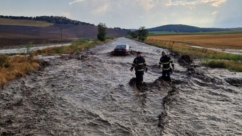 Viitură cu mașini blocate în Tulcea. Foto: ISU Tulcea