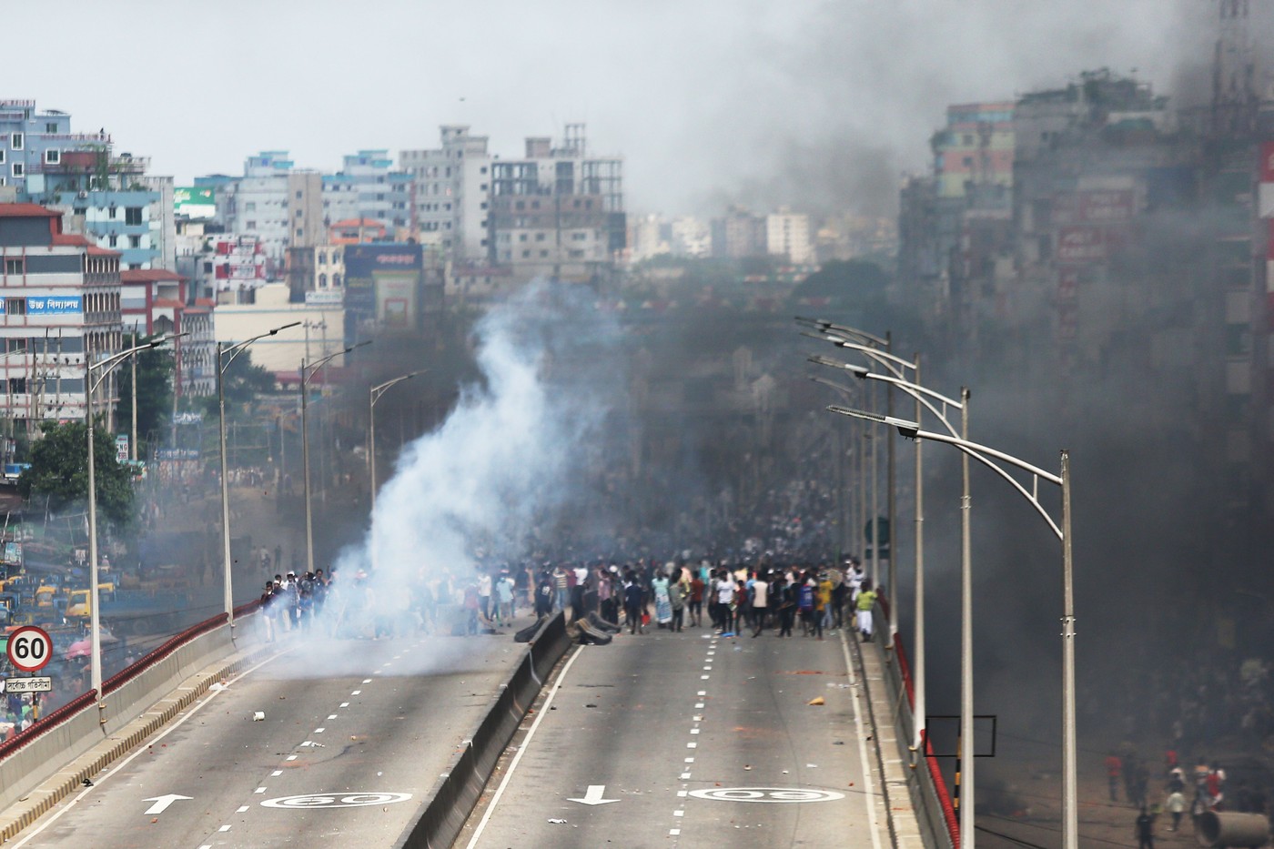 Televiziunea de stat a fost incendiată în timp ce angajații erau în interior.  Proteste cu zeci de morți în Bangladesh