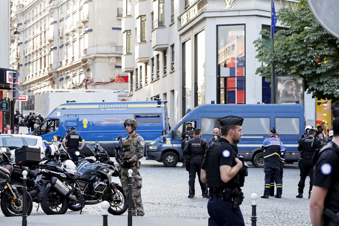 Un bărbat dat afară dintr-un magazin Louis Vuitton din Paris a înjunghiat un polițist, apoi a fost rănit grav de un alt agent
