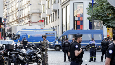Un poliţist a fost rănit joi, la Paris, pe Champs Élysées, de către un bărbat dat afară dintr-un magazin de lux.