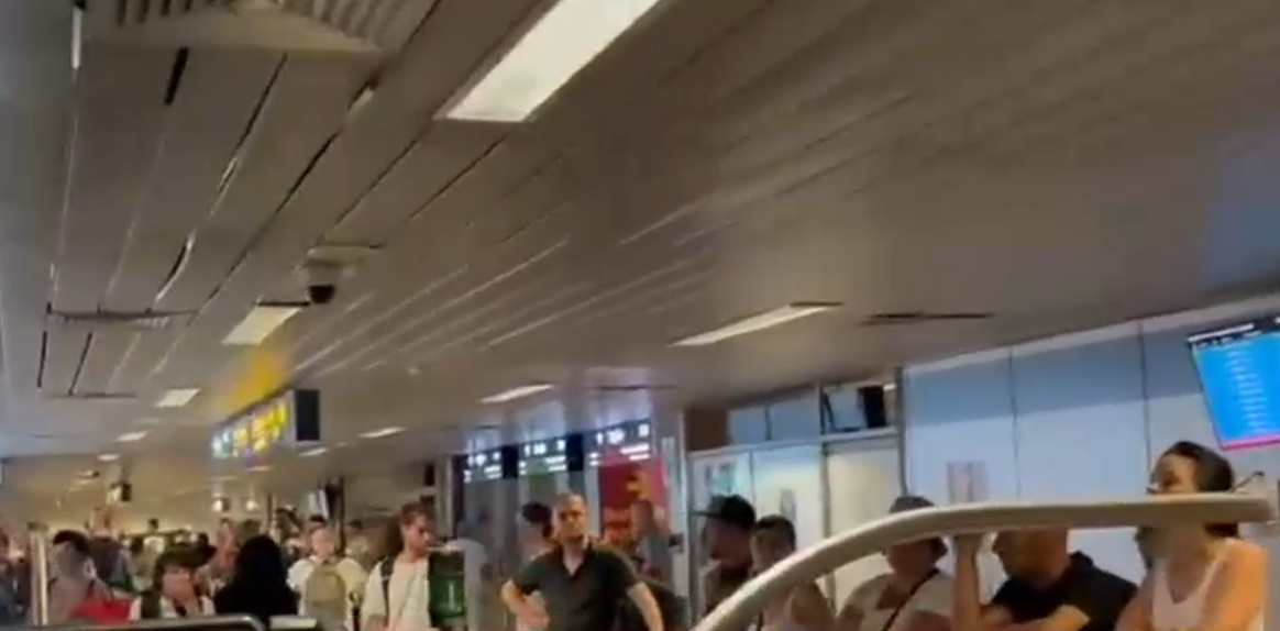 Haos pe Aeroportul Otopeni din cauza bagajelor. Sute de pasageri au așteptat ore întregi ca să le recupereze: „E inacceptabil”