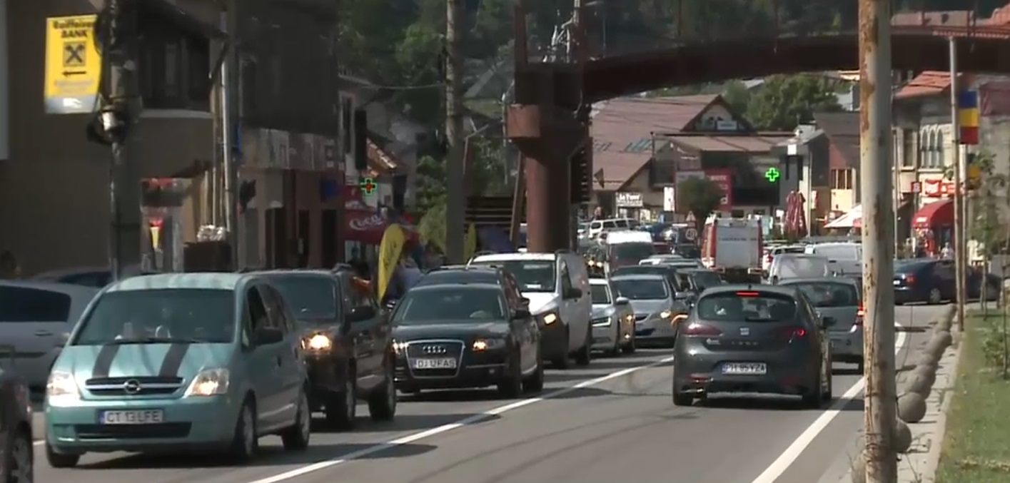 Trafic de coșmar pe Valea Prahovei. Rute ocolitoare recomandate șoferilor pentru a evita aglomerația