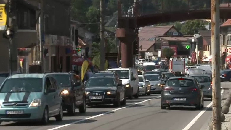 mașini în trafic la bușteni