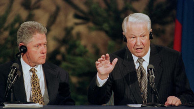Russian President Boris Yeltsin (R) answers a question as his US counterpart Bill Clinton listens 21 March during their joint press conference