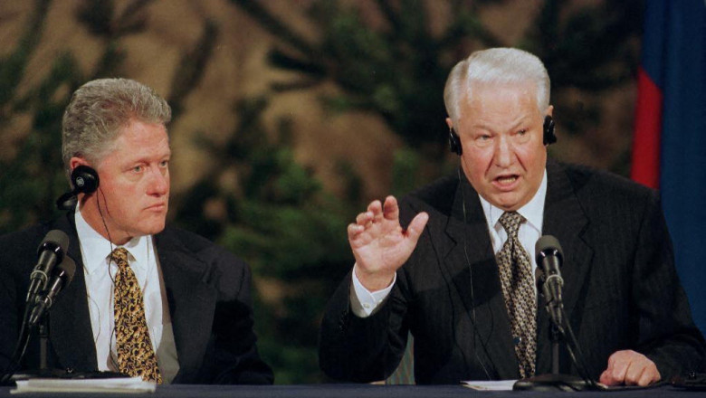 Russian President Boris Yeltsin (R) answers a question as his US counterpart Bill Clinton listens 21 March during their joint press conference