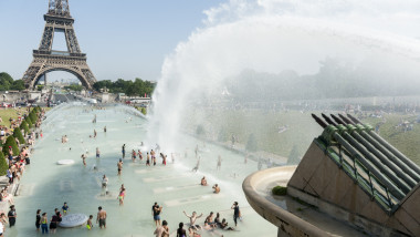 Locuitori ai Parisului fac baie in fanânile publice pe caniculă