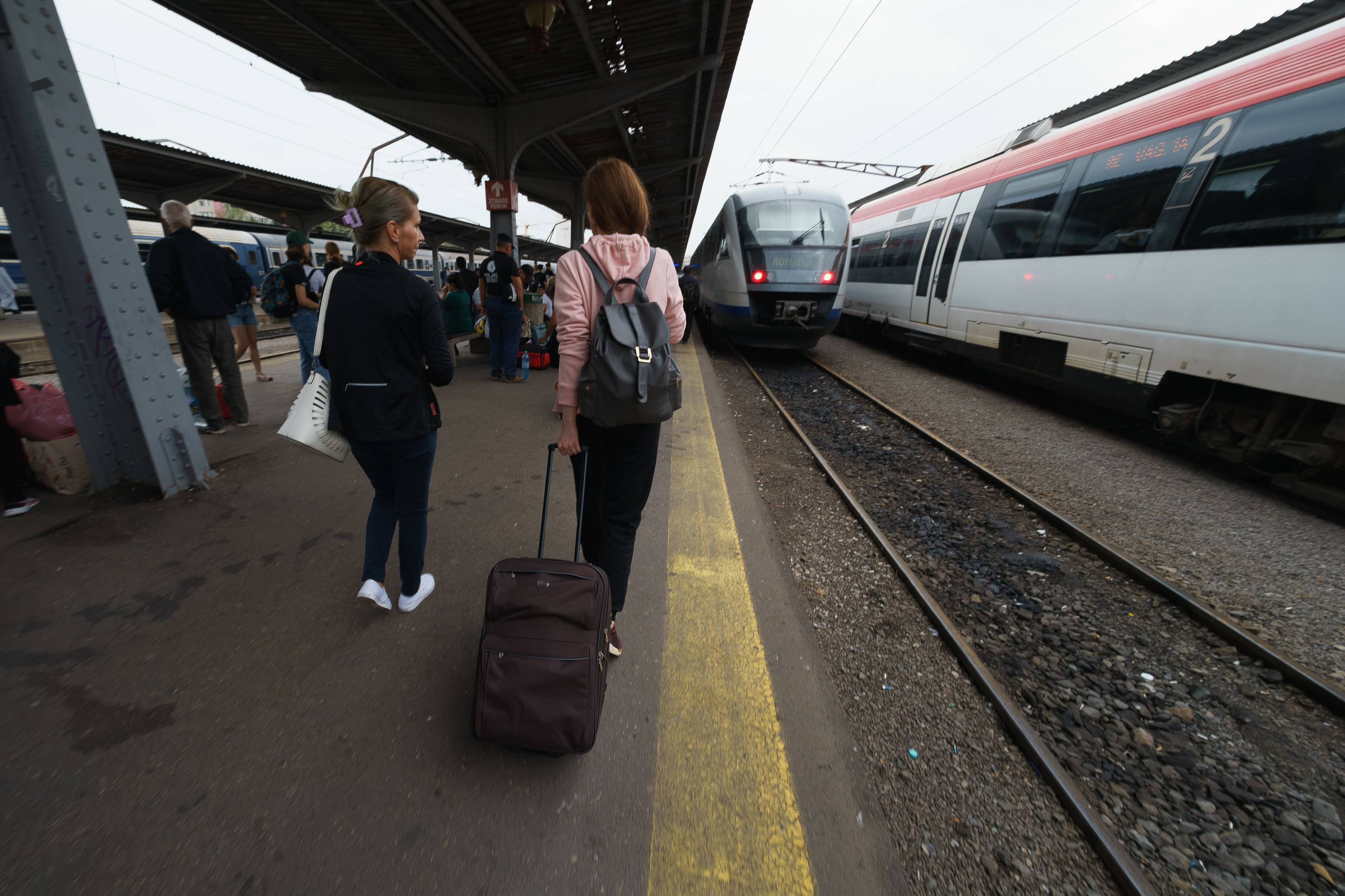 Anunț CFR. Ce amendă iei dacă deschizi ușa trenului în mers