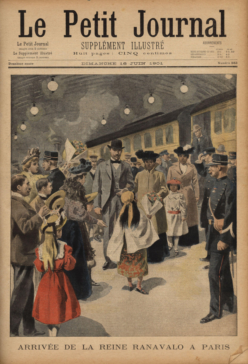 Arrivee de Ranavalo III ( 1863-1917), derniere reine de Madagascar ( privee de son trone par la France ), a la gare de Lyon, a Paris; une petite fille malgache adoptee par un couple de francais, vetue du costume traditionnel lui remet un bouquet de fleur