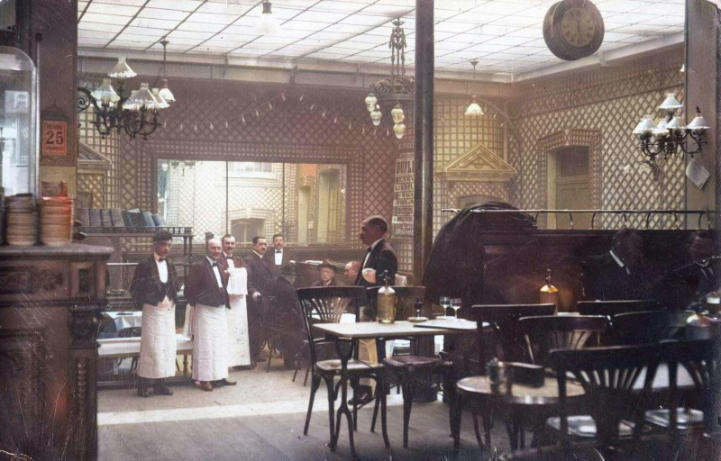 Les garcon de cafe d'un cafe restaurant, a Paris. Carte postale debut XXeme siecle.