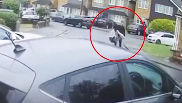 Soția și cele două fiice ale unui jurnalist BBC, ucise în propria casă cu o arbaletă. Cine este principalul suspect