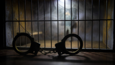 cătușe în fața unei celule de închisoare