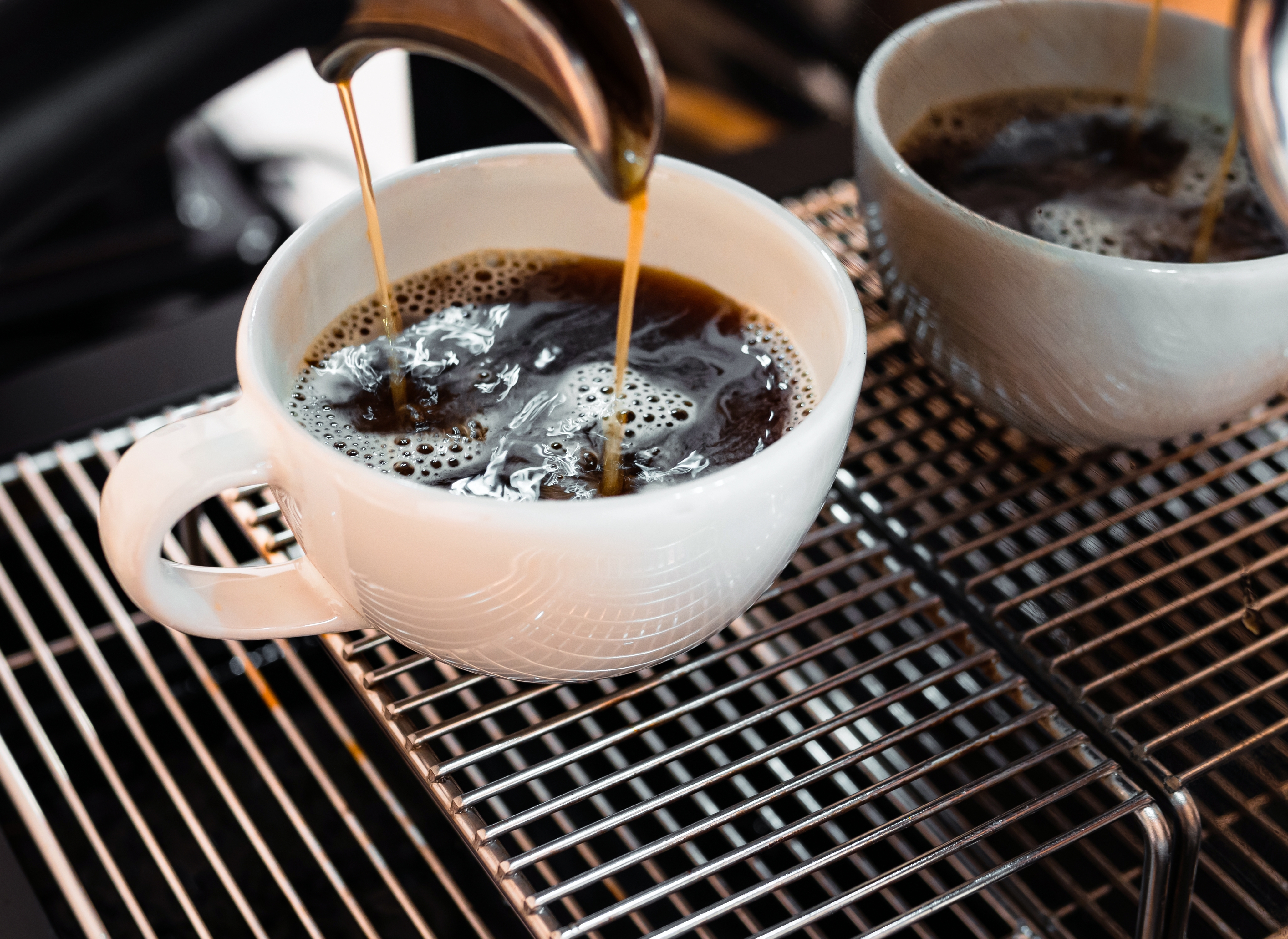 Problemă inedită la uzina Tesla din Germania: Lipsesc 65.000 ceşti de cafea. „Statistic, fiecare dintre voi are acasă cinci”