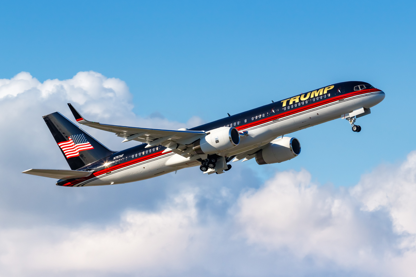 „Pentru un miliardar, are un avion varză”: Cum se compară Trump Force One cu avioanele lui Bill Gates, Elon Musk și Jeff Bezos