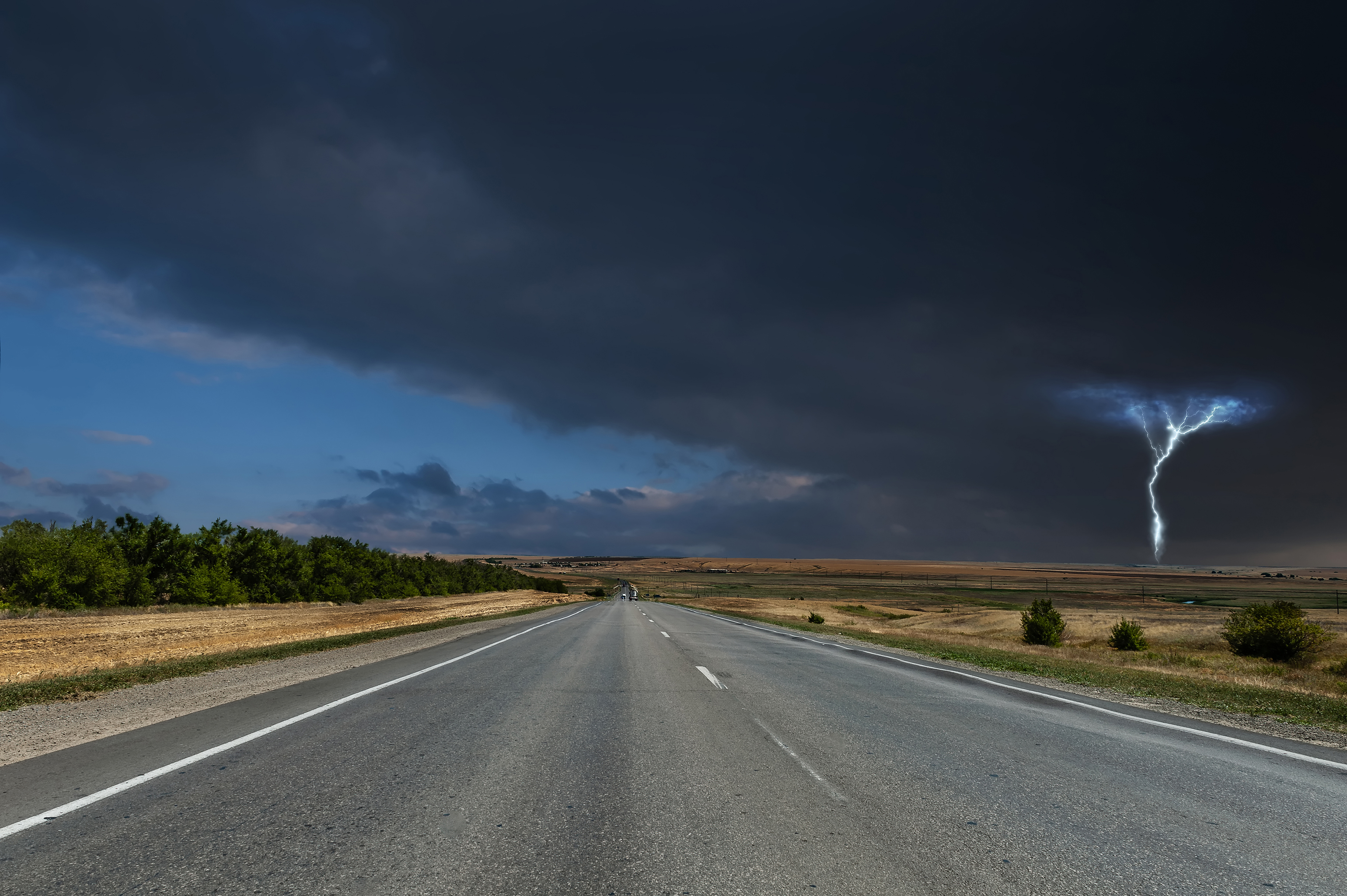 Un bebeluș de un an a supraviețuit două zile pe marginea unei autostrăzi, în timpul furtunilor aduse de uraganul Beryl