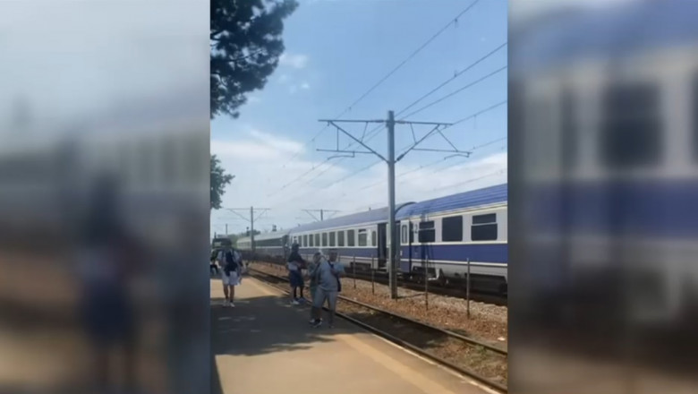 tren care așteaptă în gară