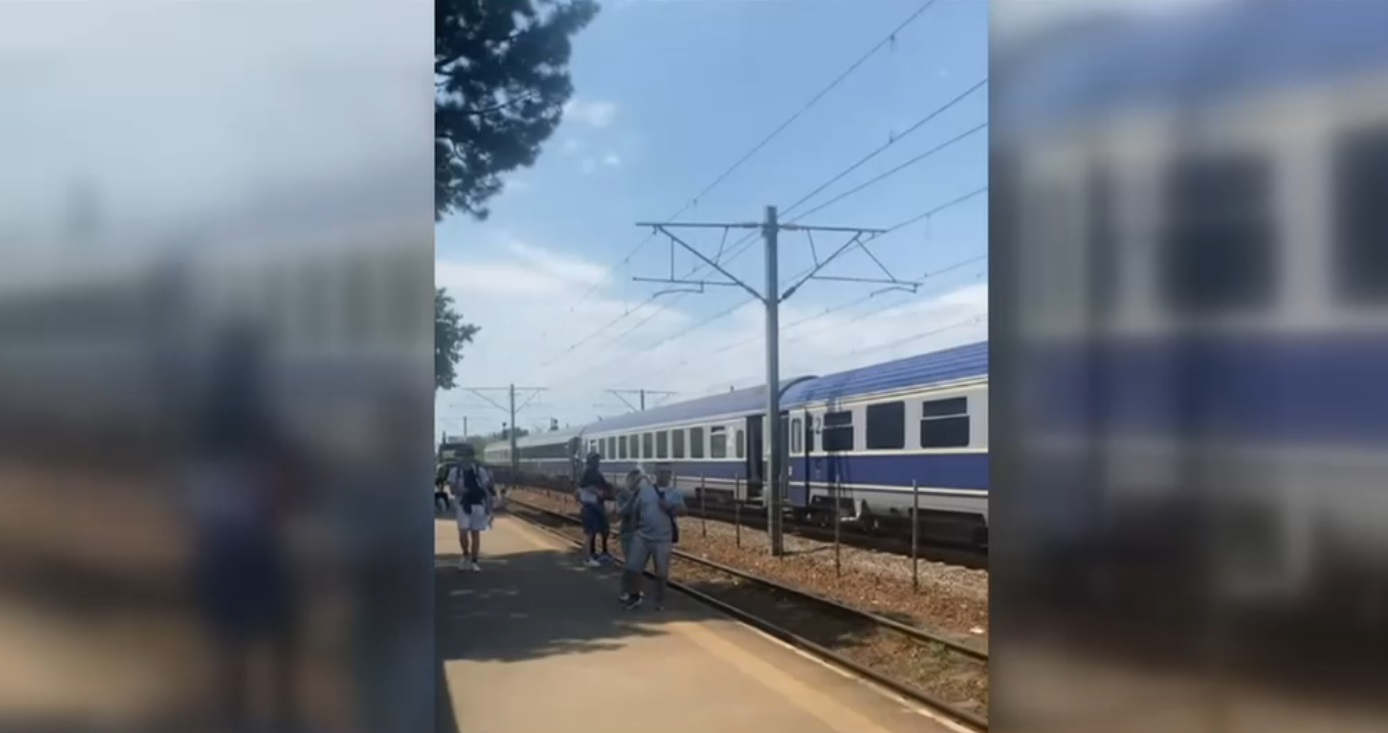 Sute de pasageri au fost blocați ore în șir într-o gară, după ce locomotiva trenului care trebuia să ajungă la Constanța a luat foc