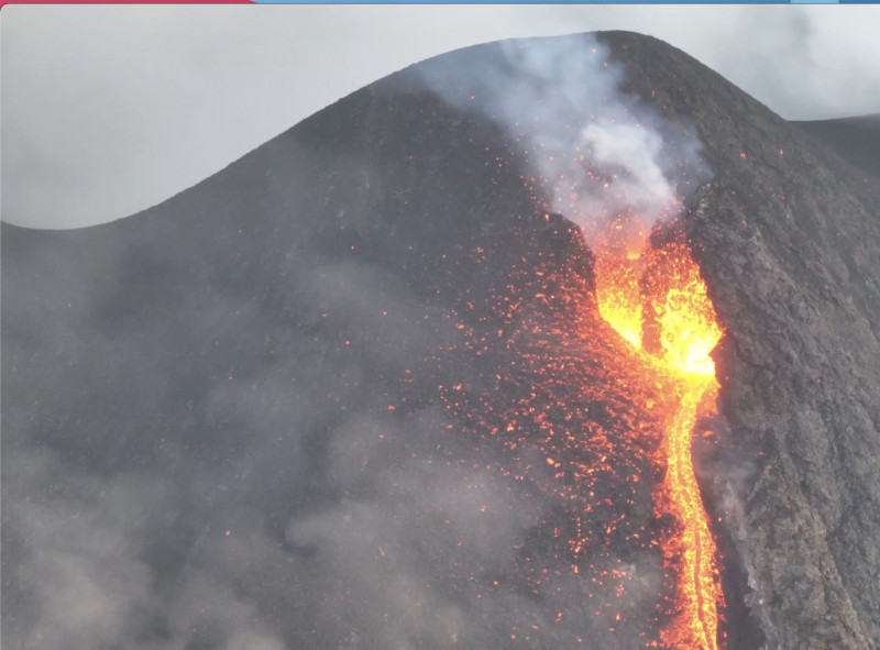 Italy, Sicily: Red alert for Stromboli volcano. Eruption and ash cloud 2 kilometers high. Disruptions in flights to Catania due to the activity of Etna volcano