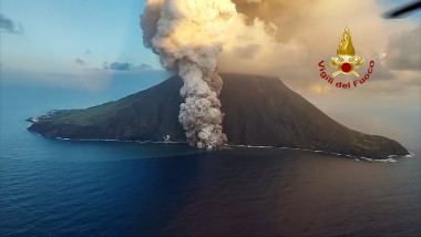 Vulcanul Stromboli erupe