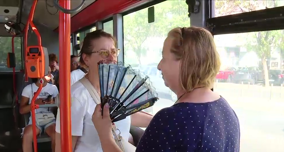 „Groaznic. Ești ca în saună”. 39 de grade Celsius în autobuzele fără aer condiționat din București. Oamenii se plâng că nu pot respira