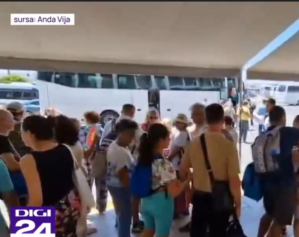 Români blocați de 15 ore pe aeroportul din Creta, după ce avionul în care se aflau s-a întors de două ori din zbor