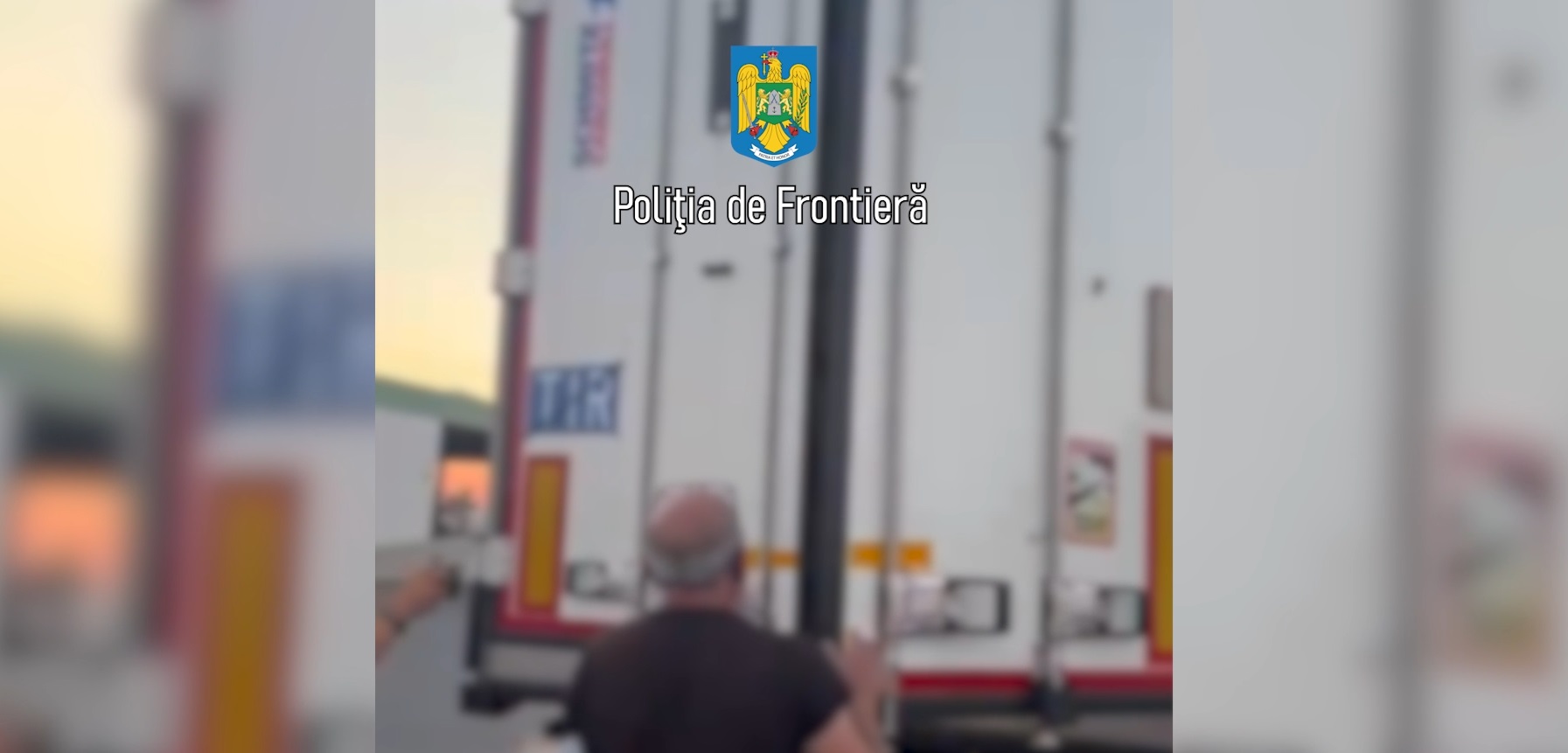 Momentul în care 9 migranți au fost descoperiți ascunși sub pături, printre pâine congelată, într-un camion care mergea spre Germania