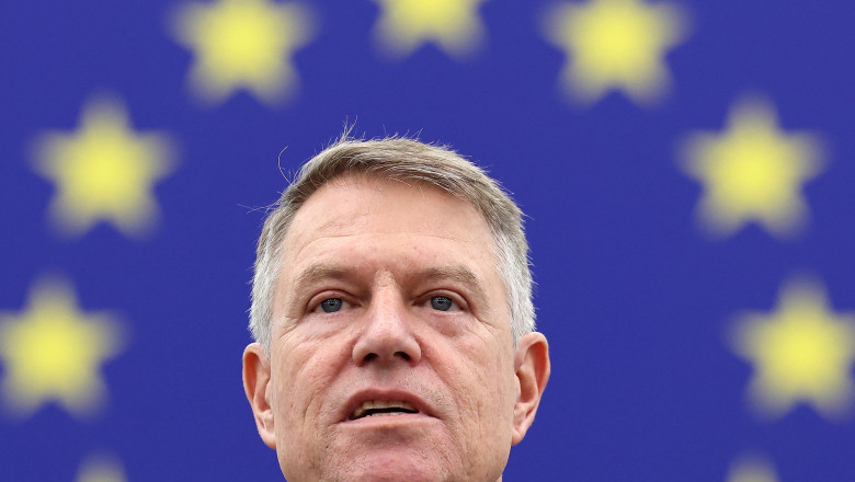 Capul lui Klaus Iohannis înconjurat de stelele UE