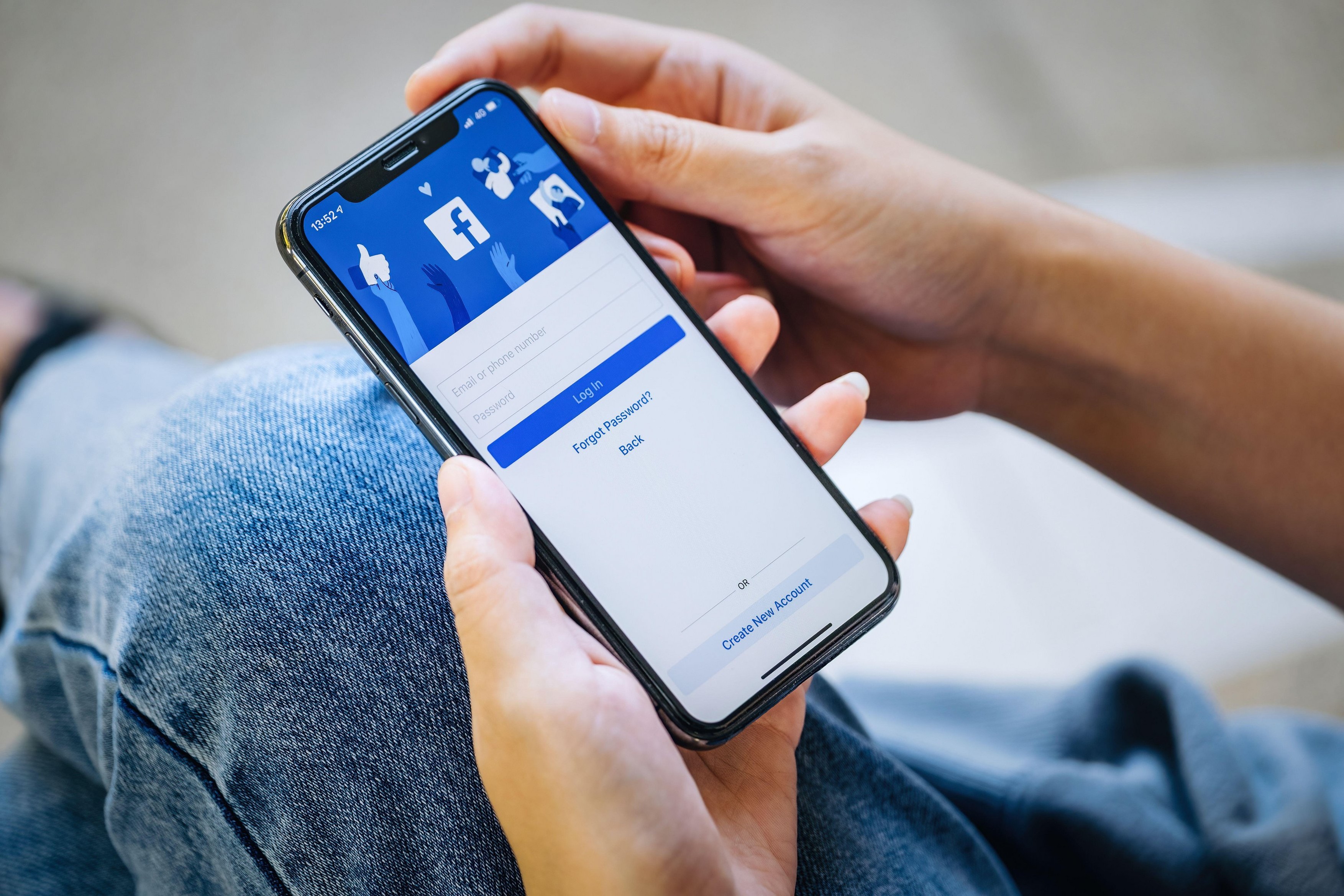 Un bărbat din Alba, trimis în judecată după ce s-a dat de gol în timpul unui live pe Facebook. Ce au descoperit polițișii