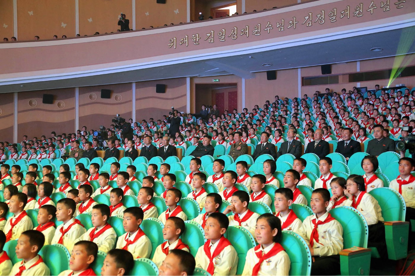 Români în Coreea de Nord. Ce nu vrea regimul lui Kim Jong-un să vezi: „Știu că venim ca la zoo”
