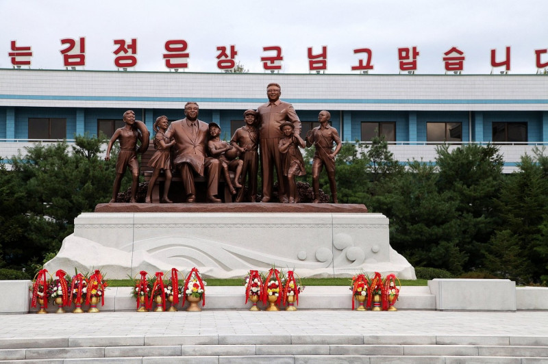 Kim monument at Songdowon International Schoolchildrens Camp