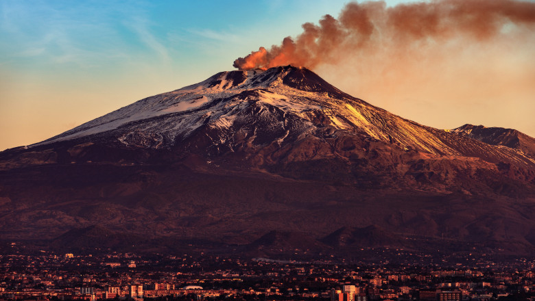 vedere cu muntele etna din catania