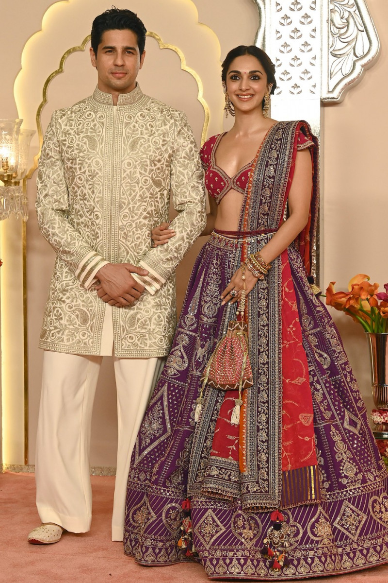 ambani nuntaBollywood actors Sidharth Malhotra and his wife Kiara Advani profimedia