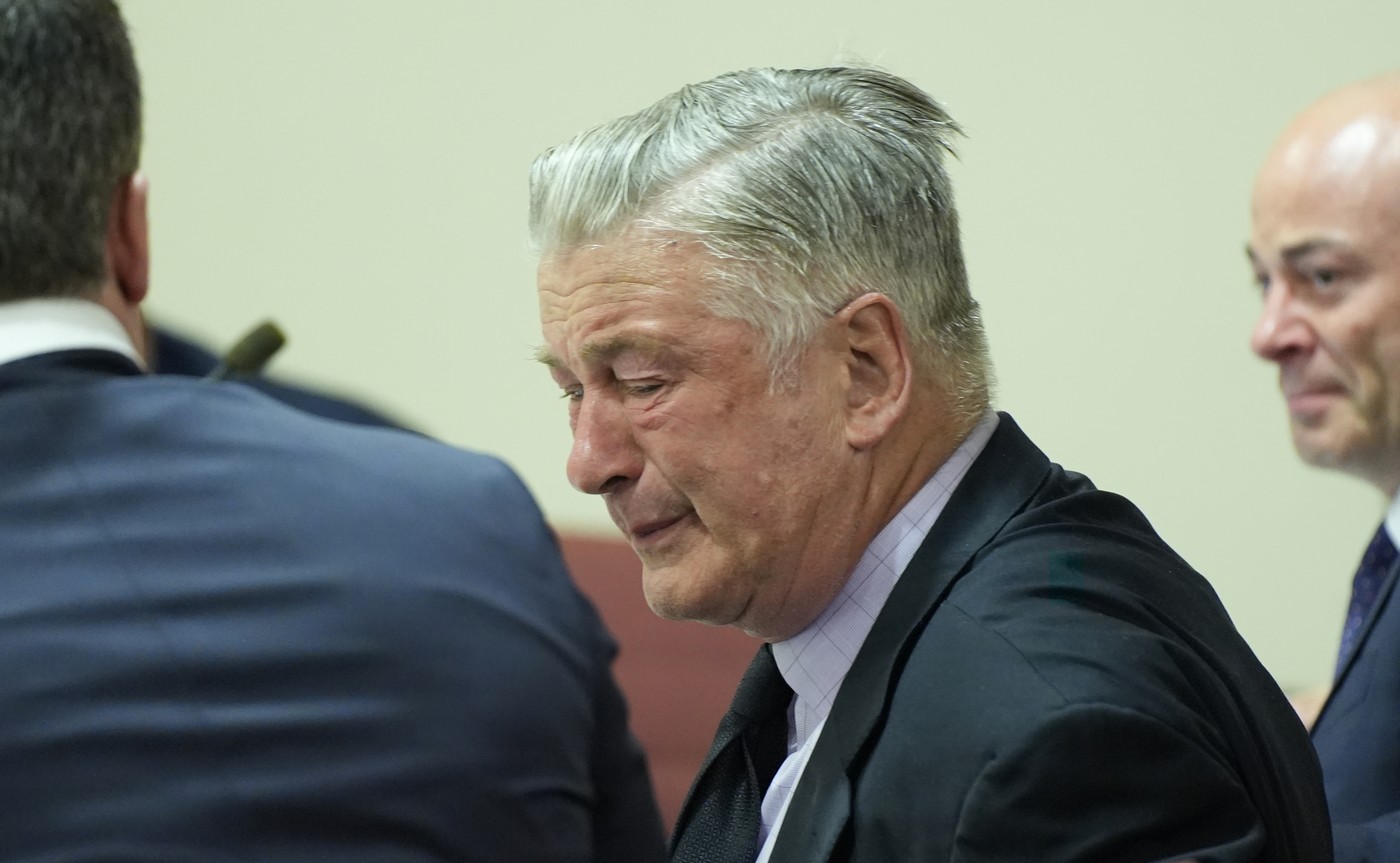 Tragedia de pe platoul de filmare. Judecătorul a respins acuzaţiile împotriva lui Alec Baldwin. Actorul a izbucnit în plâns