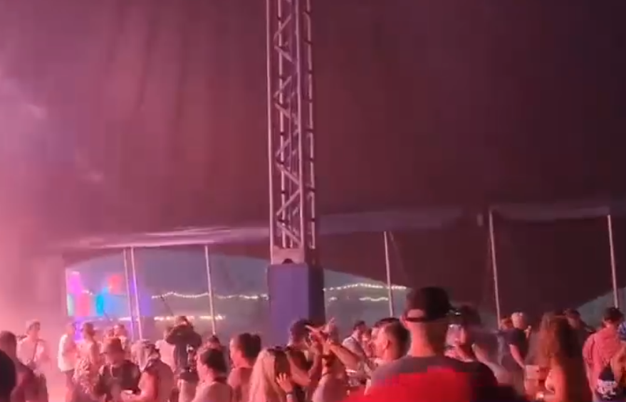 Imagini dramatice. Momentul în care un cort cade peste zeci de oameni care participau la un festival, în Slovacia