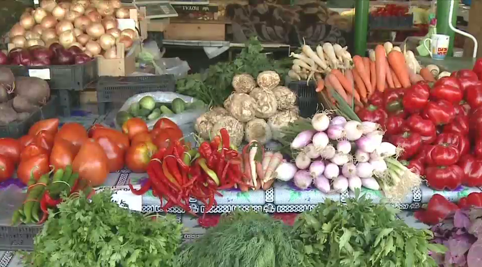 De pe tarabe, direct la gunoi. Comercianții se plâng că legumele se strică din cauza caniculei: „Aruncăm la greu. Nu vin oamenii”