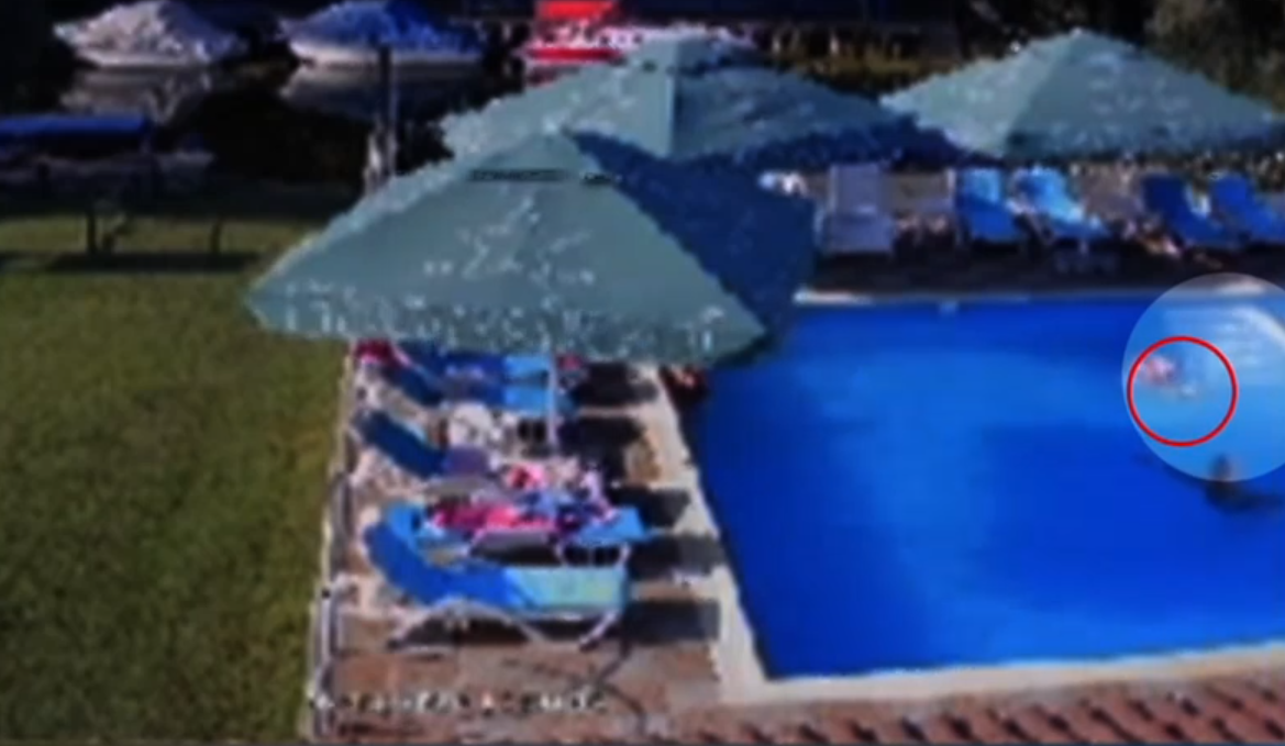 VIDEO Un copil de 3 ani s-a înecat într-o piscină din Deltă, înconjurat de adulți. Camerele de supraveghere au surprins momentul