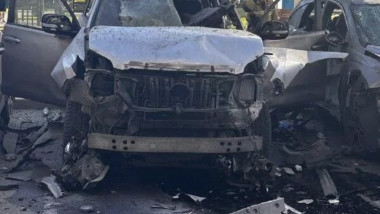 Automobilul aruncat în aer de explozia unui dispozitiv montat sub scaunul șoferului. Foto: Nexta