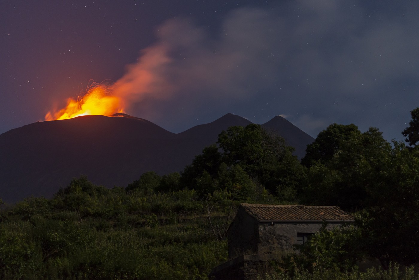 Vulcanul Etna dă peste cap circulația aeriană. Zeci de zboruri au fost anulate din cauza erupției