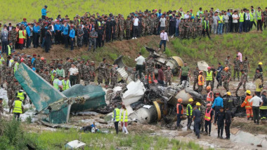 locul prabusirii unui avion pe aeroportul din hathamandu, oameni multi si epava aparatului