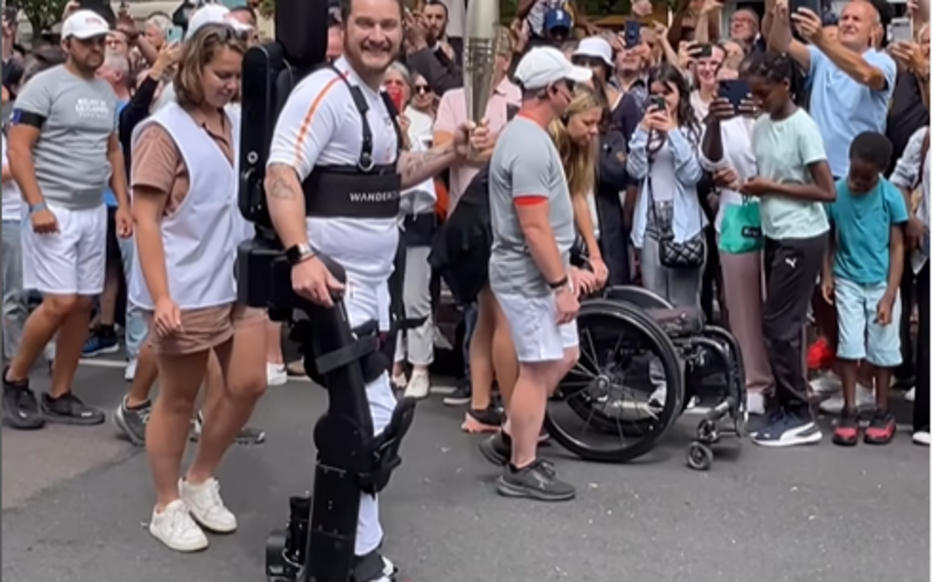 Un paraplegic a intrat în istorie după ce a defilat cu flacăra olimpică datorită exoscheletului