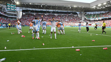 jucatori argentinieni pe teren, dupa meciul cu maroc
